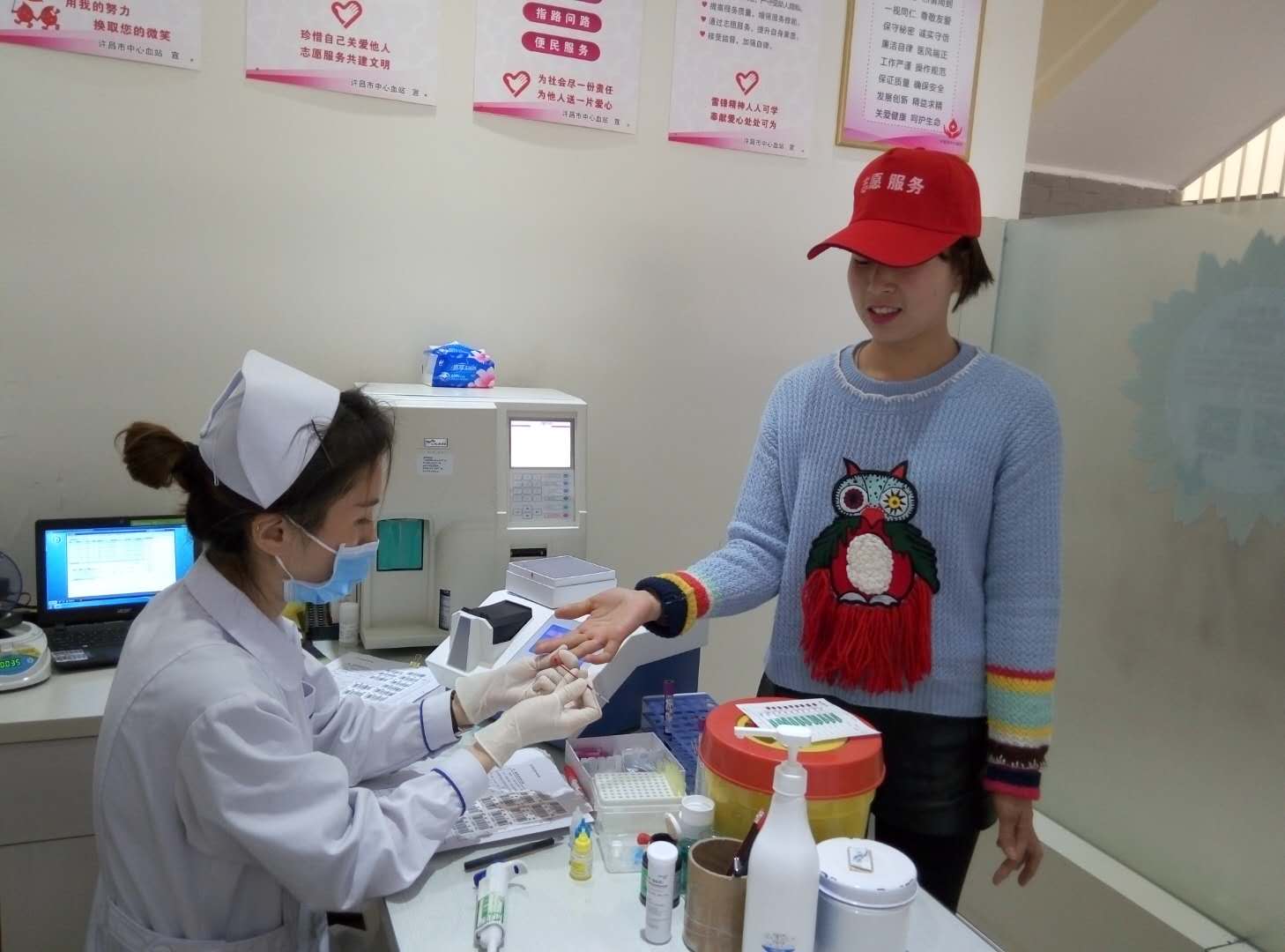 工作人员在对志愿者进行体检验血    摄影：陈猛.jpg